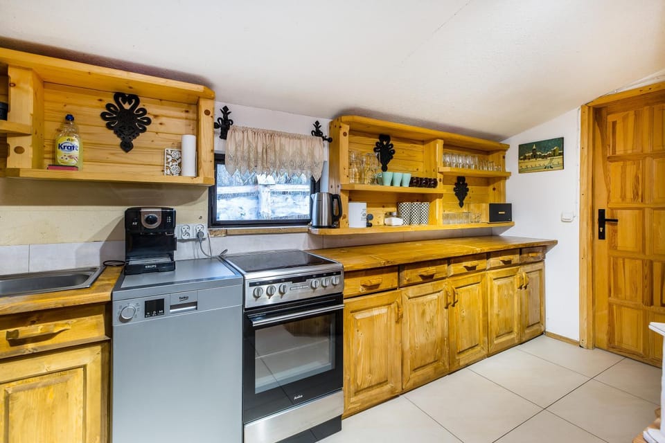 Coffee/tea facilities, Kitchen or kitchenette, dishwasher, oven, stove