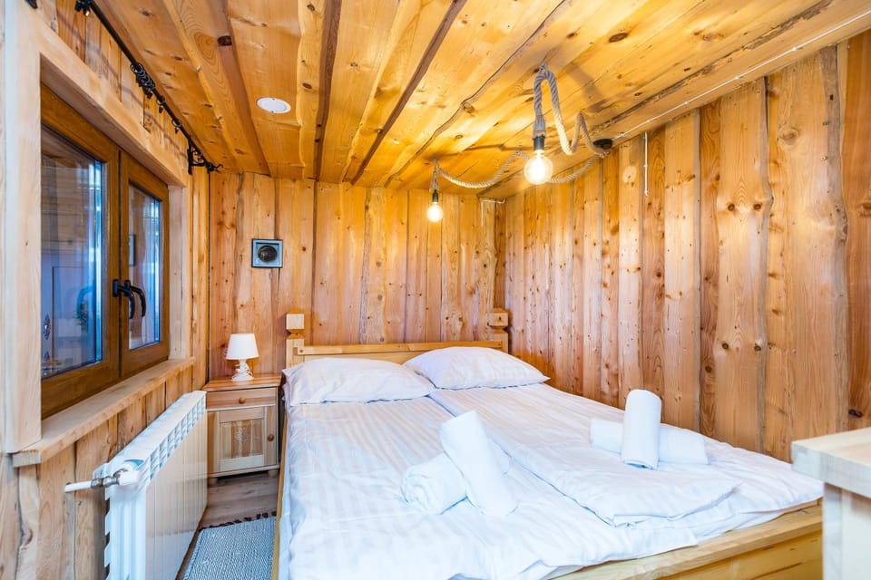 Bed, Photo of the whole room, towels
