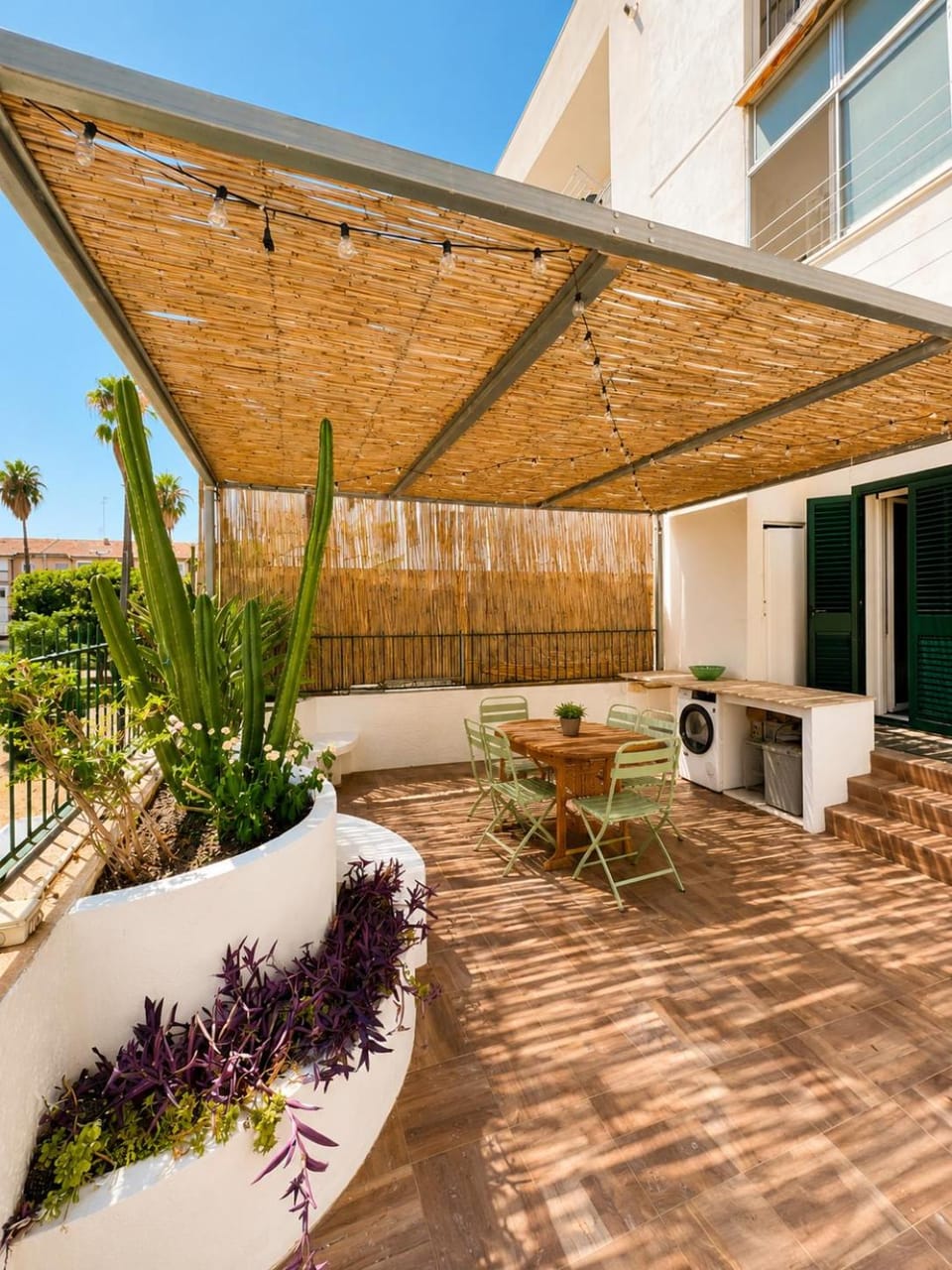 Property building, Patio, Garden, Balcony/Terrace, Balcony/Terrace, Garden view