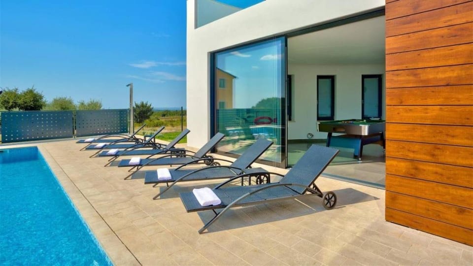 Property building, Garden, Swimming pool