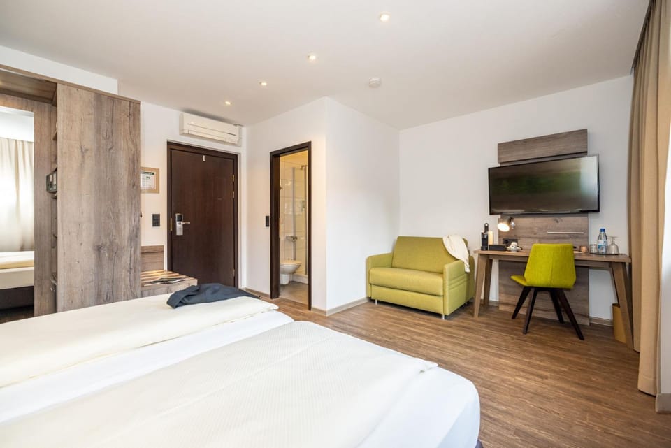 Bed, TV and multimedia, Photo of the whole room, Seating area