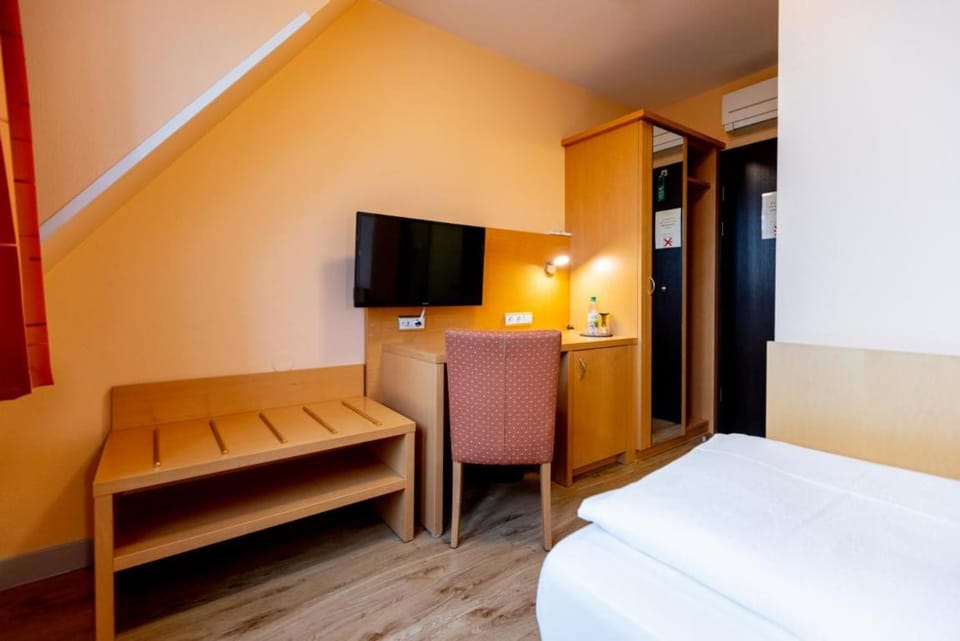 Bed, TV and multimedia, Photo of the whole room