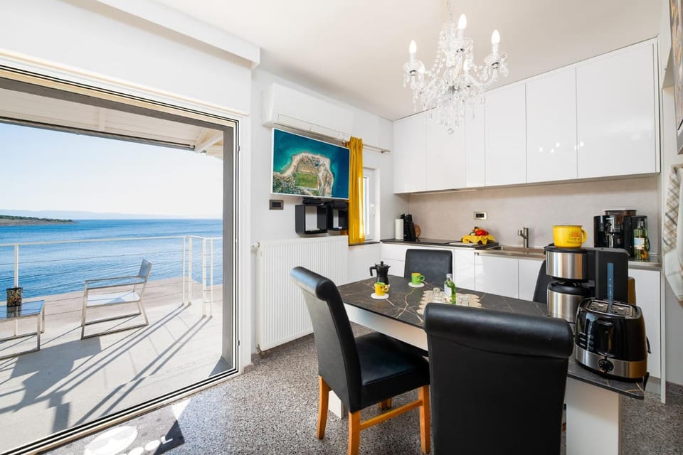 Coffee/tea facilities, Kitchen or kitchenette, Dining area, Sea view, toaster