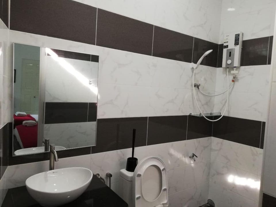 RoomStay Hj Esmon Parit Raja UTHM Vacation rental in Johor