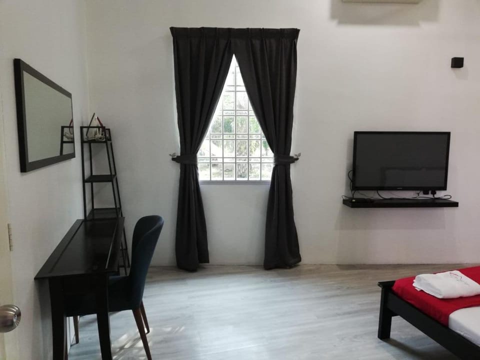 RoomStay Hj Esmon Parit Raja UTHM Vacation rental in Johor