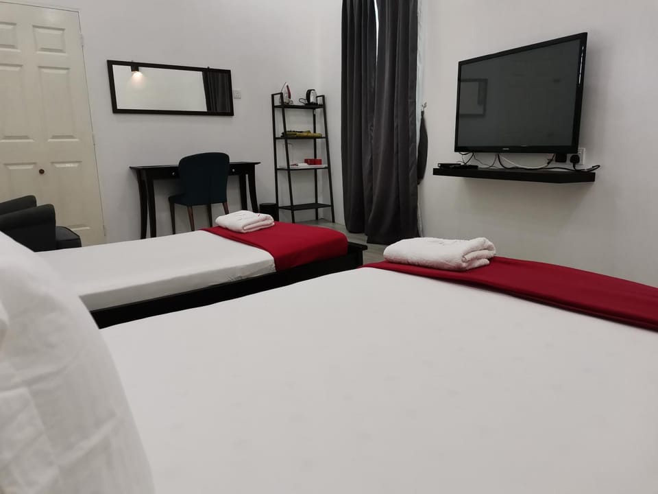 RoomStay Hj Esmon Parit Raja UTHM Vacation rental in Johor