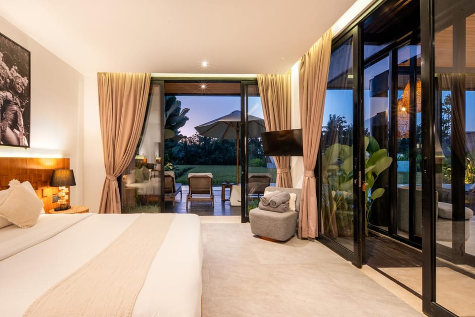 Bed, View (from property/room), Balcony/Terrace, Bedroom, Pool view