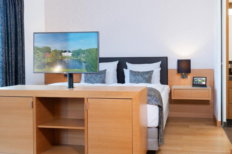 Bed, TV and multimedia, Photo of the whole room, Bedroom