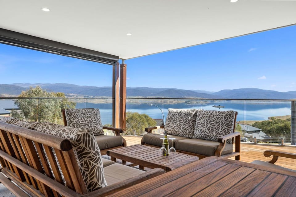 Natural landscape, View (from property/room), Balcony/Terrace, Seating area, Lake view, Mountain view