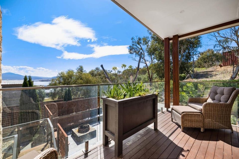 Natural landscape, View (from property/room), Balcony/Terrace, Living room, Seating area, Lake view, Mountain view