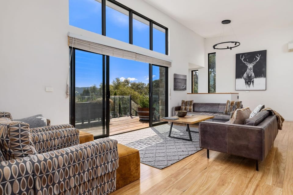 View (from property/room), Balcony/Terrace, Decorative detail, Seating area, Lake view, Mountain view