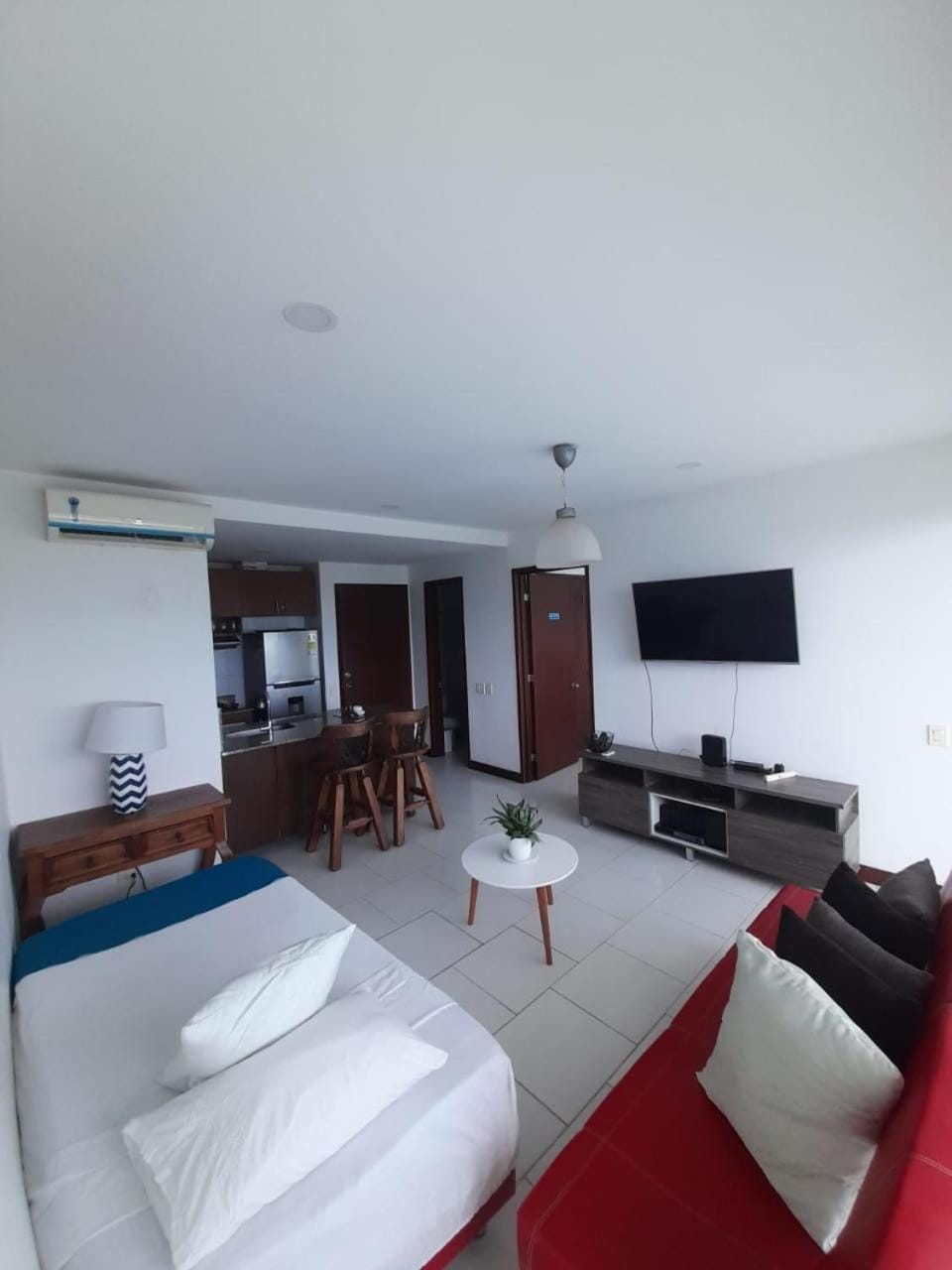 Bed, TV and multimedia, Photo of the whole room, Seating area, Bedroom