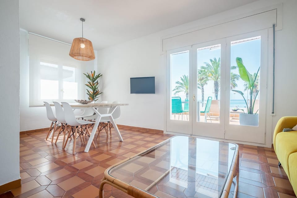 TV and multimedia, Living room, Seating area, Dining area