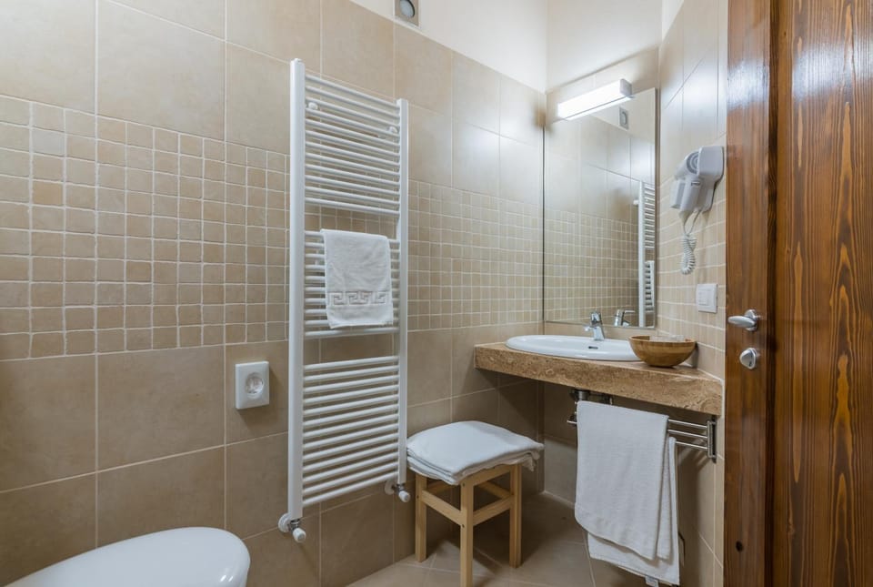 Shower, Toilet, Bathroom, bidet, towels