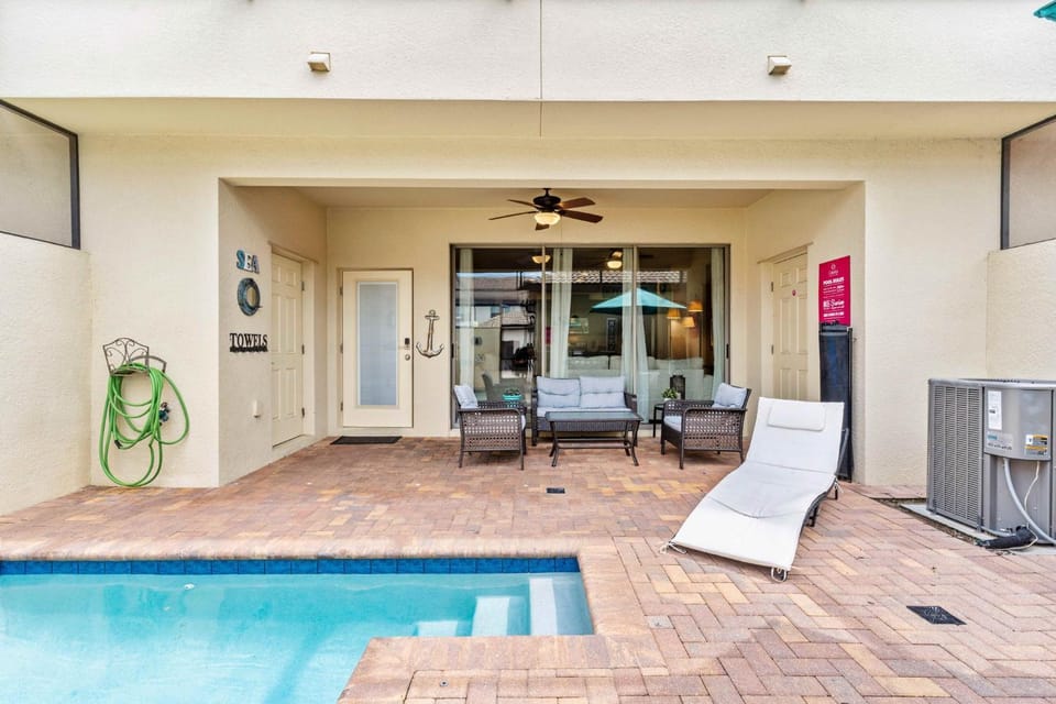 Townhome with Private Pool, BBQ & FREE Waterpark House in Four Corners