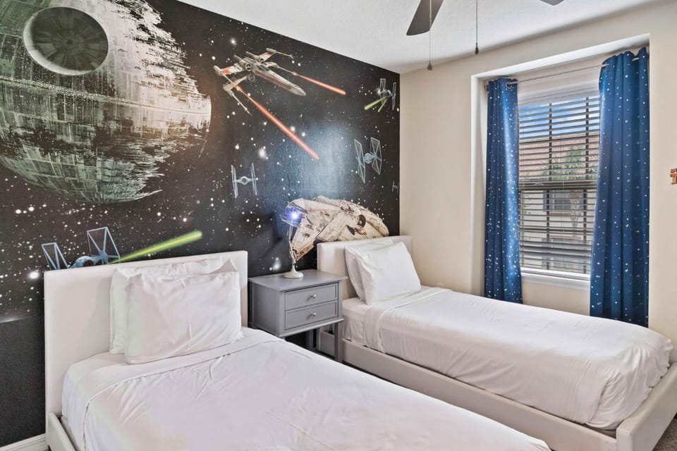 Townhome with Private Pool, BBQ & FREE Waterpark House in Four Corners