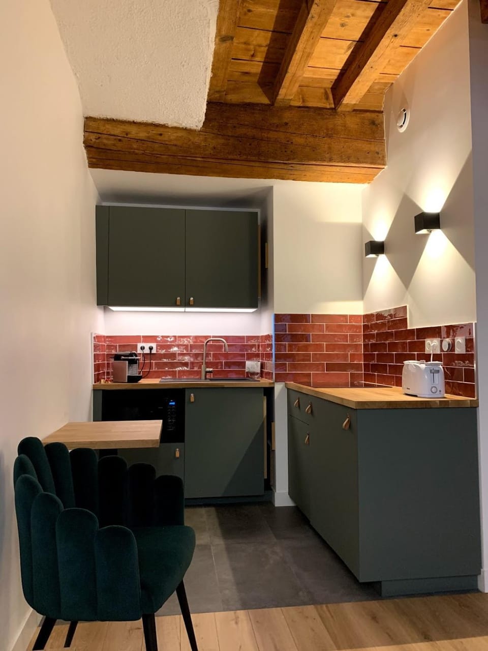 Kitchen or kitchenette, Dining area