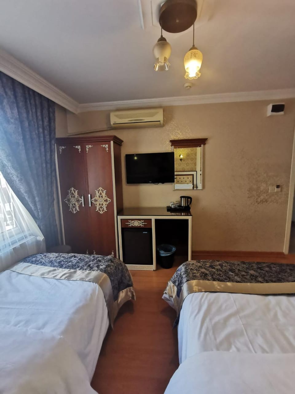 Bed, TV and multimedia, Photo of the whole room, Bedroom