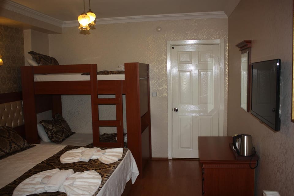 Bed, Photo of the whole room, Bedroom, Family