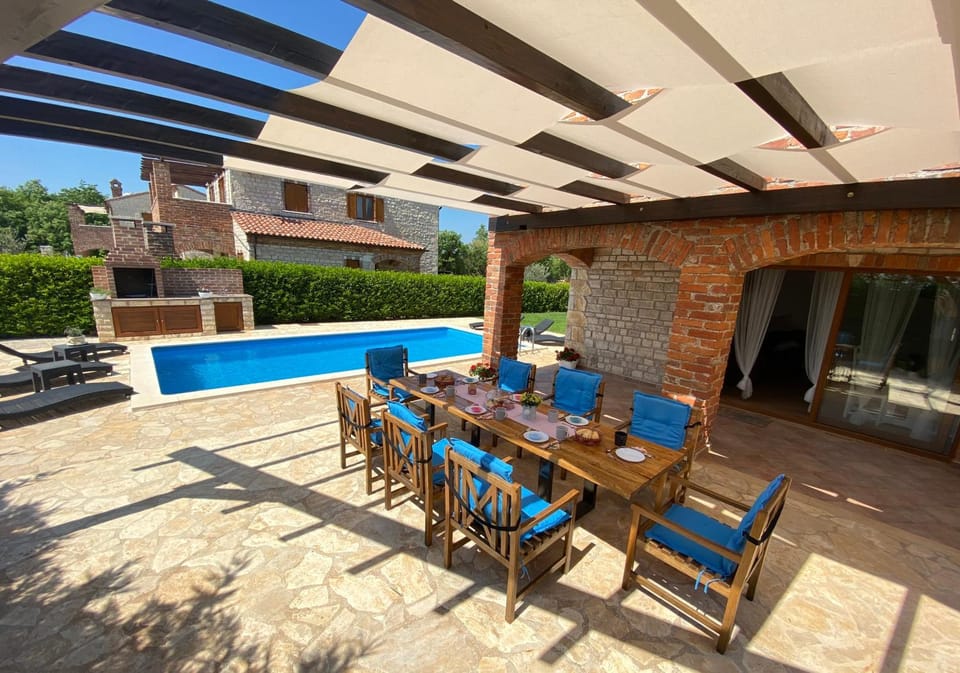 Balcony/Terrace, Dining area, Swimming pool