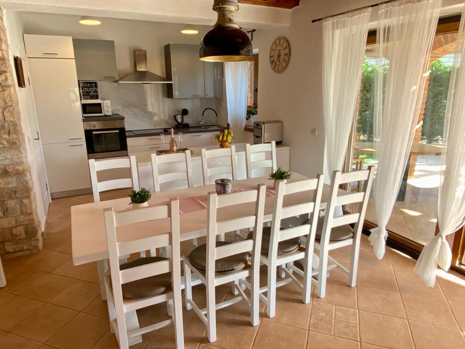 Kitchen or kitchenette, Dining area