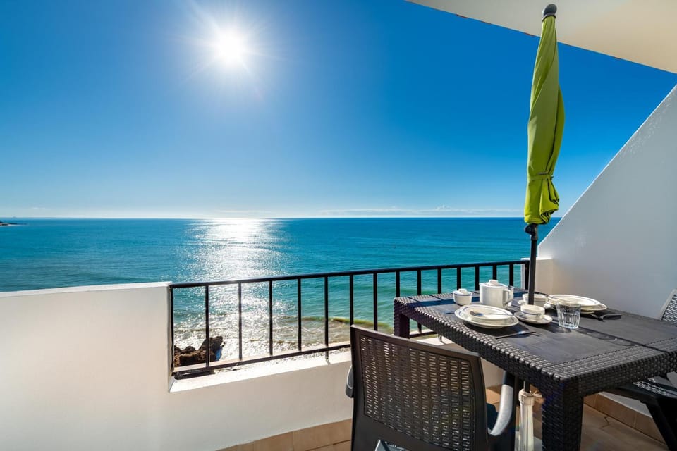 Natural landscape, View (from property/room), Balcony/Terrace, Dining area, Sea view