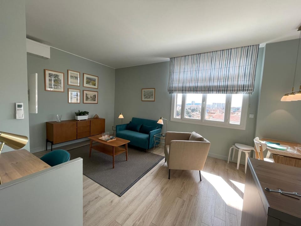 View (from property/room), Living room, Lounge or bar, Seating area, City view, Landmark view, Sea view, Street view, Quiet street view, air conditioner
