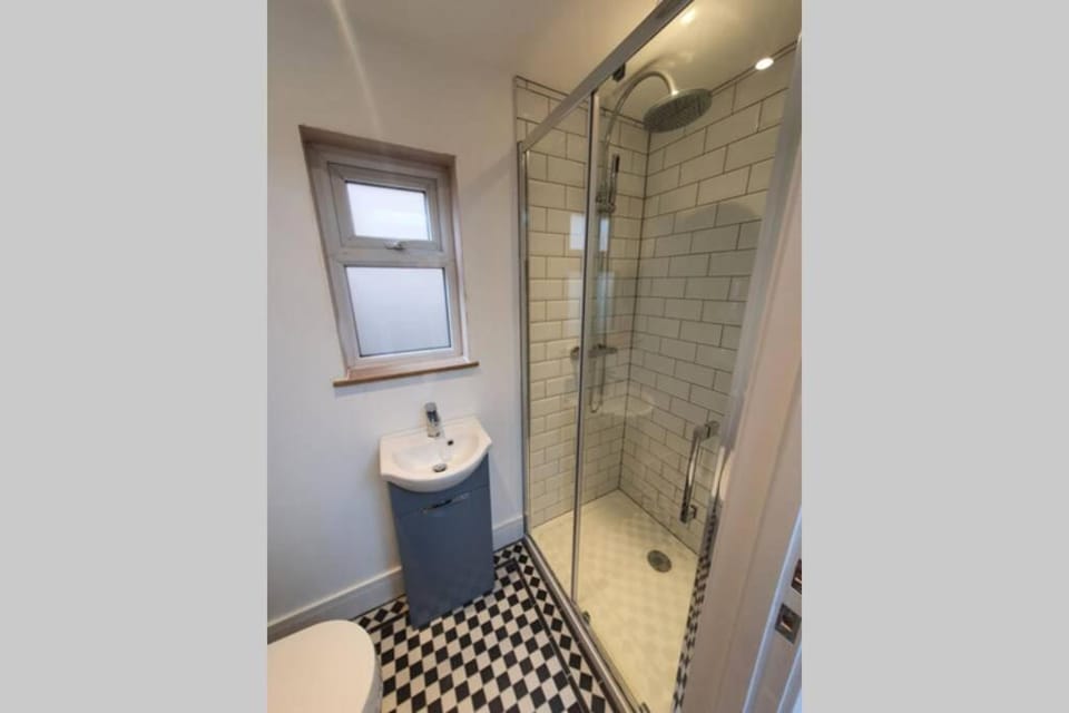 Cosy detached studio- walking distance to CWOA! Apartment in England
