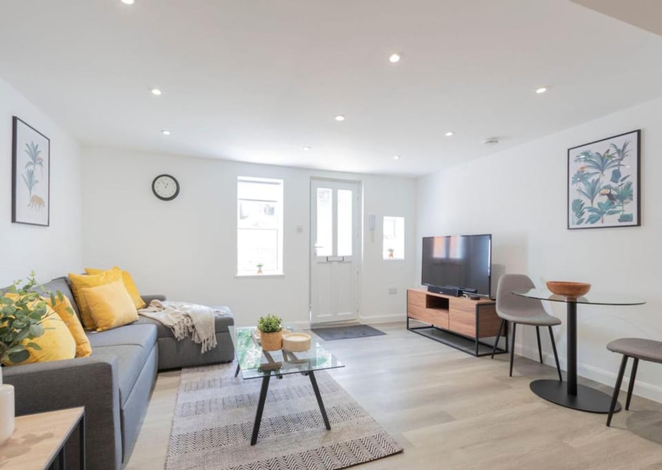 Communal lounge/ TV room, TV and multimedia, Living room, Seating area, Evening entertainment