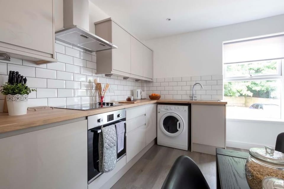 Kitchen or kitchenette, oven, stove, toaster, washing machine, dryer