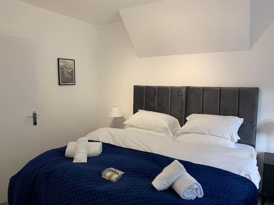 Bedroom, towels