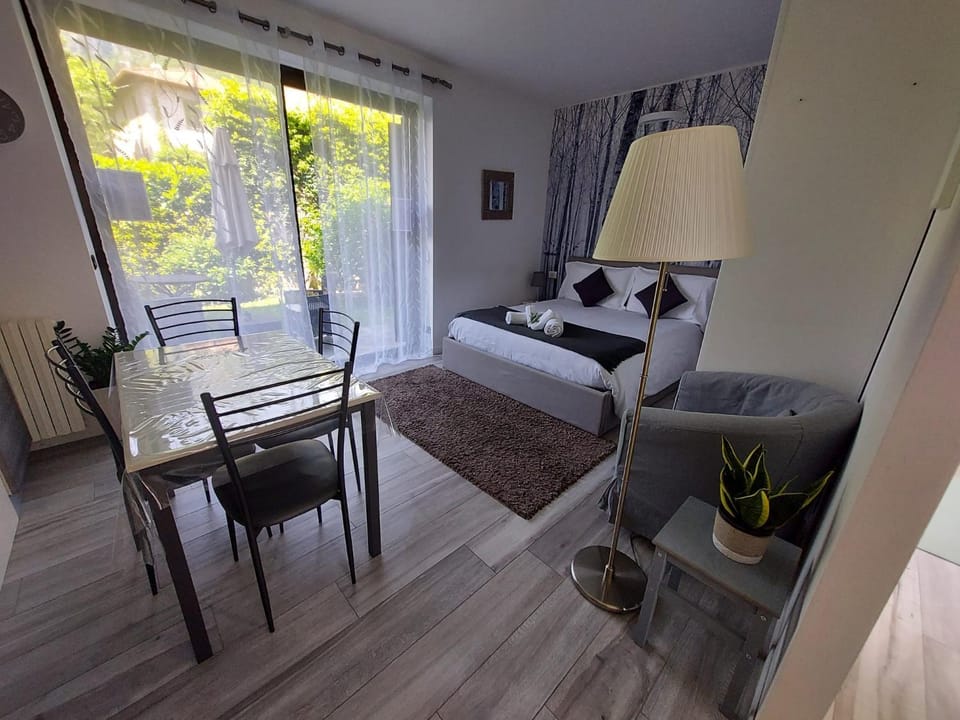 Residenza I Laghi with private Garden panoramic Pool Garage and Air Conditioning Apartment in Porlezza