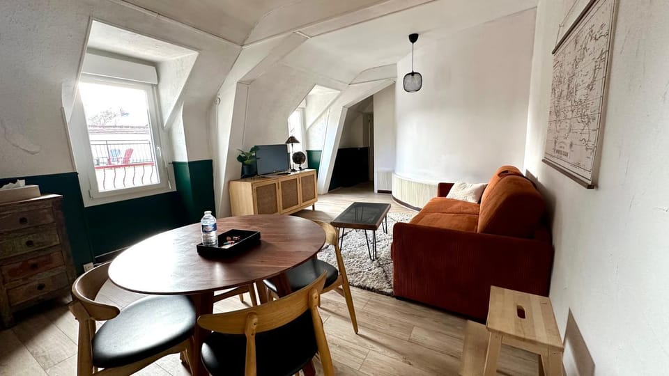 TV and multimedia, Seating area, Dining area