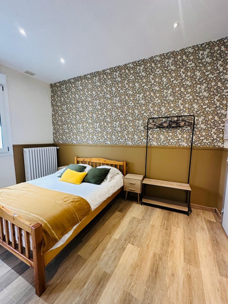 Bed, Photo of the whole room, Bedroom, internet