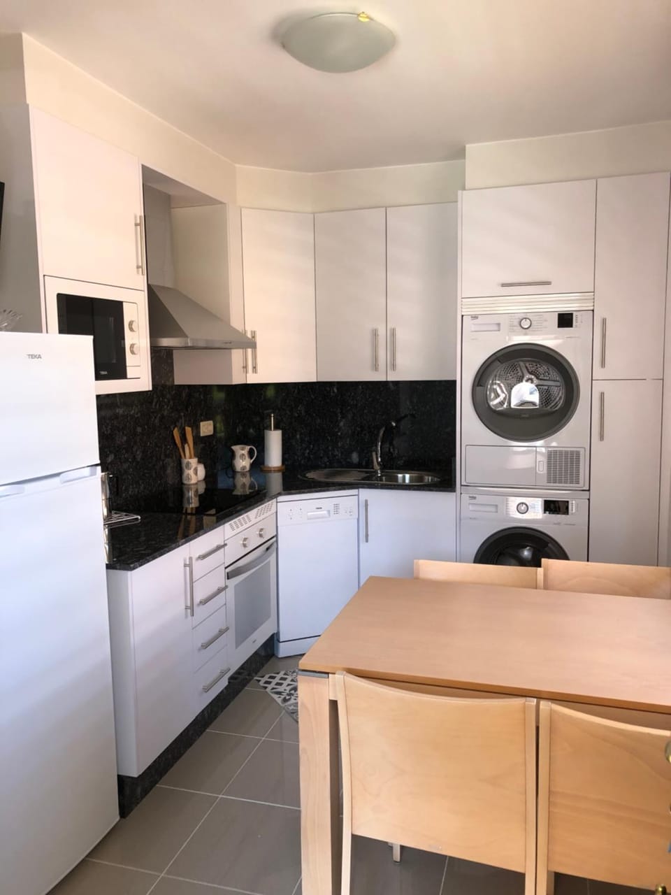 Kitchen or kitchenette, Dining area