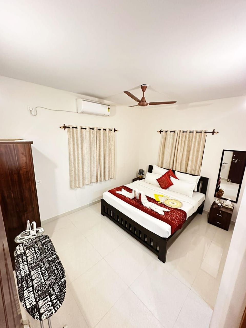 Bed, Bedroom, towels