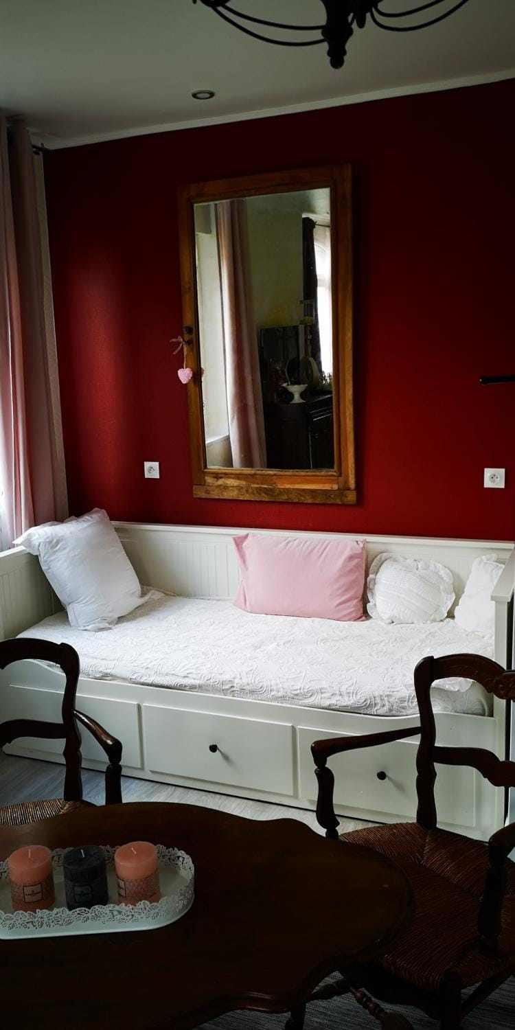 Bed, Seating area