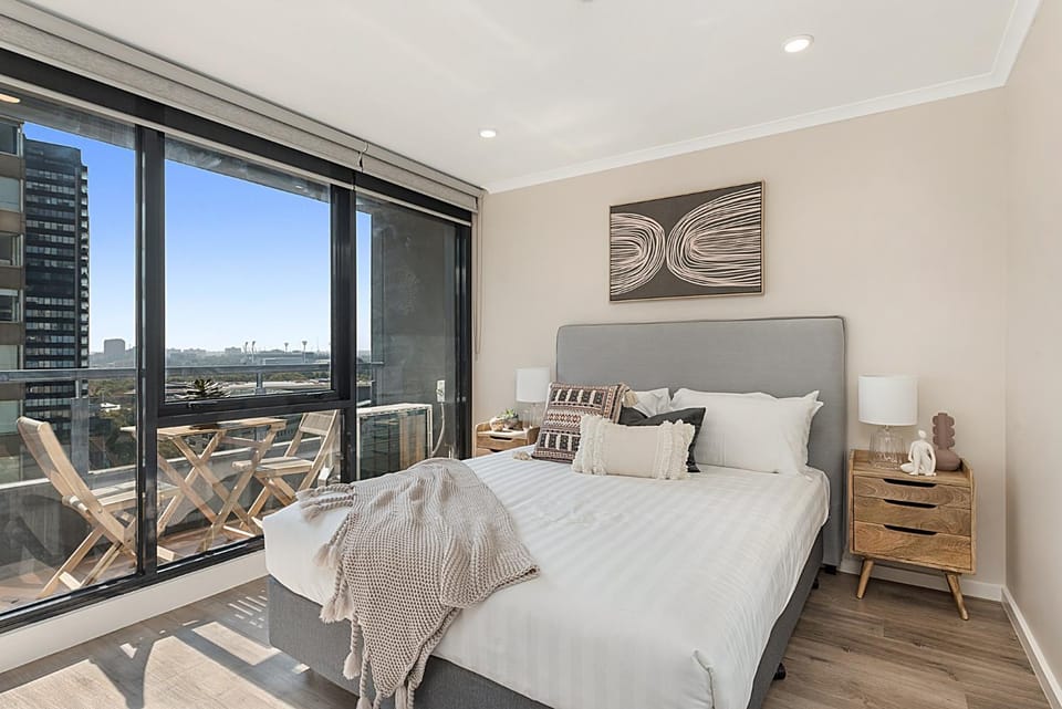 Stylish Arts Precinct 1BR with Balcony View, Parking Apartment in Southbank