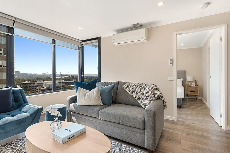 Stylish Arts Precinct 1BR with Balcony View, Parking Apartment in Southbank