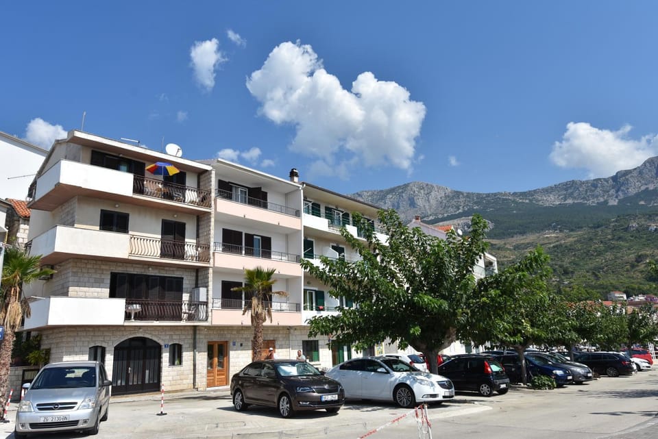 Property building, Neighbourhood