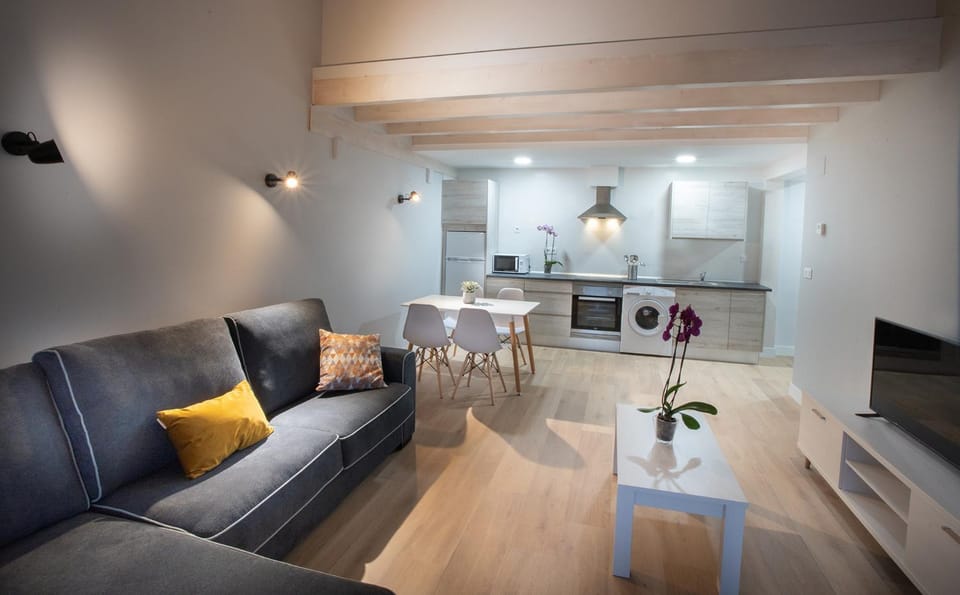 TV and multimedia, Kitchen or kitchenette, Living room, Seating area, Dining area