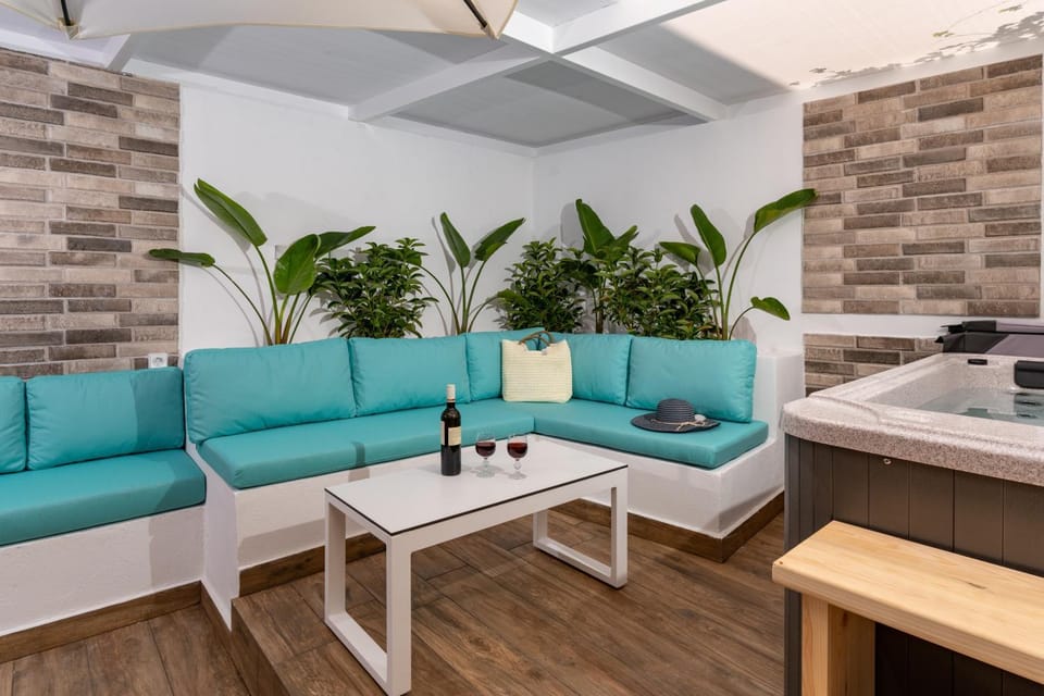 Patio, Balcony/Terrace, Living room, Seating area
