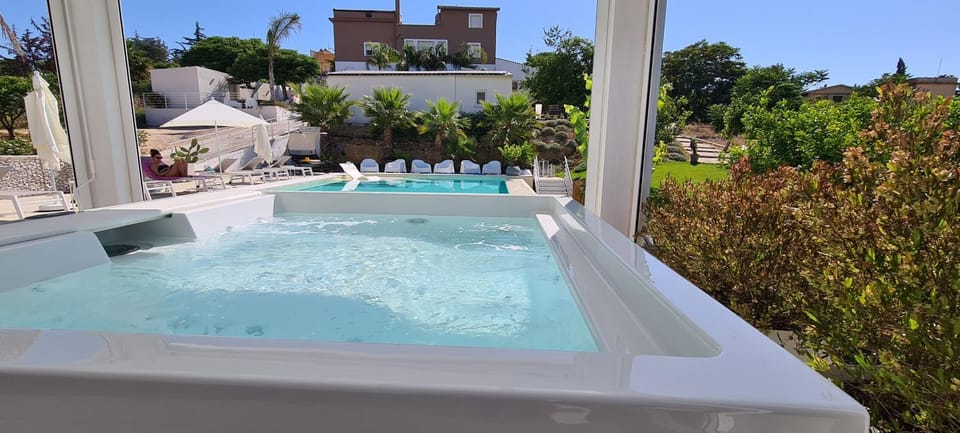 Hot Tub, Swimming pool