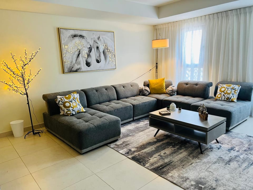 Balqis Residense Palm Jumeirah,Pool, Beach, Top floor, Full sea view, Restaurants Apartment in Dubai