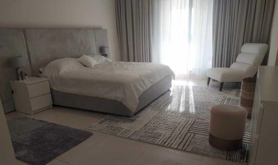Balqis Residense Palm Jumeirah,Pool, Beach, Top floor, Full sea view, Restaurants Apartment in Dubai
