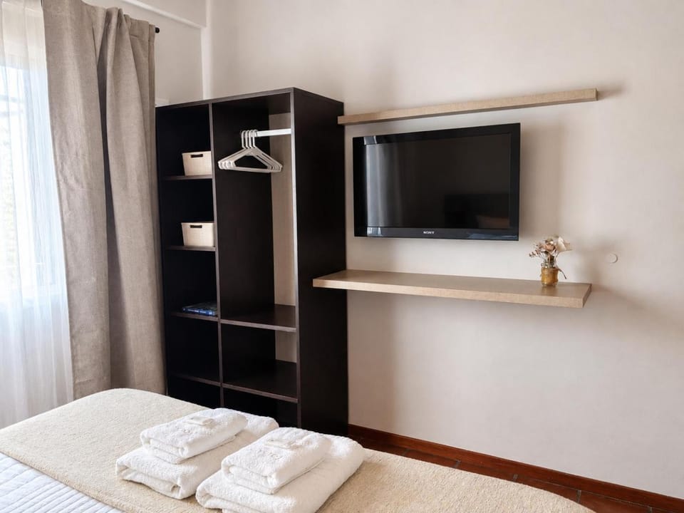 Bed, TV and multimedia, Photo of the whole room, Bedroom, towels, wardrobe