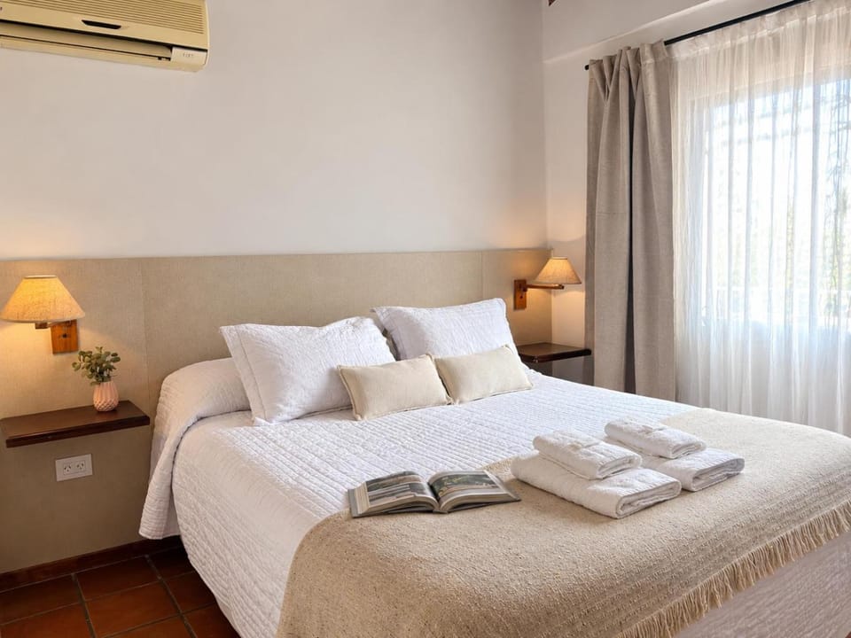 Bed, Photo of the whole room, Bedroom, towels, air conditioner