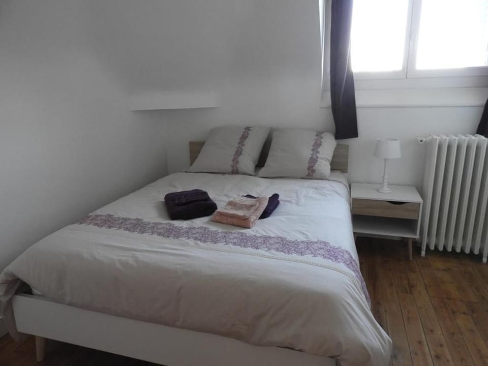 Gîte de charme au Mans, 4 chambres, grand jardin, terrasse, Wi-Fi, proche commerces - FR-1-410-318 House in Pays de la Loire