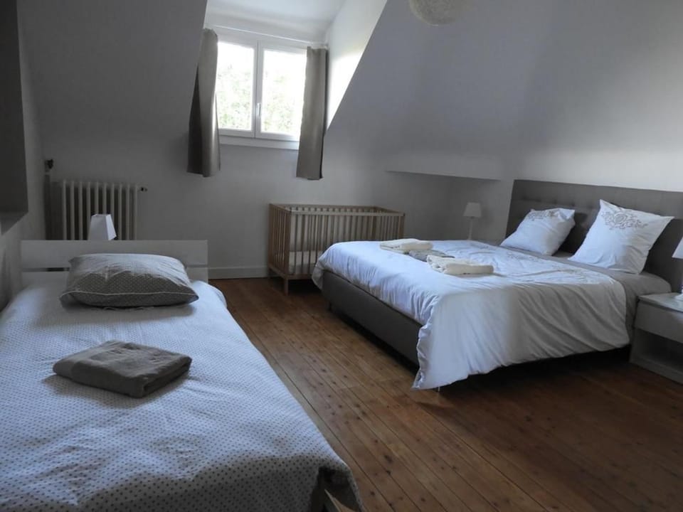 Gîte de charme au Mans, 4 chambres, grand jardin, terrasse, Wi-Fi, proche commerces - FR-1-410-318 House in Pays de la Loire