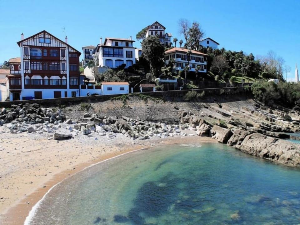 Plage d'Erromardie à 300m : Maison Basque avec Terrasse, 3 Chambres et Parking - FR-1-4-589 Apartment in Saint-Jean-de-Luz
